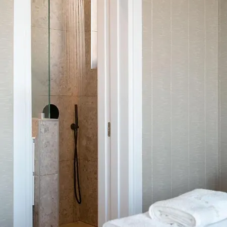 Willa Chris Le Mare Gold Luxury